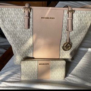 Micheal kors bag and matching wallet   Gently used